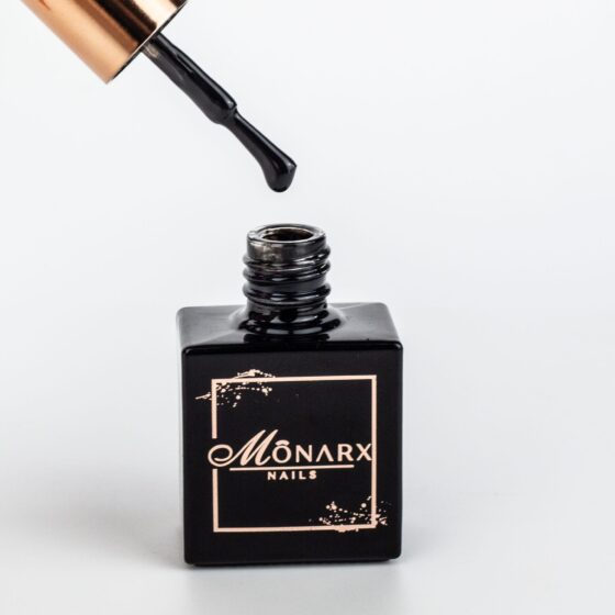 Monarx – intensyviai juodas gelinis nagų lakas, suteikiantis nagams elegantišką ir stilingą išvaizdą.