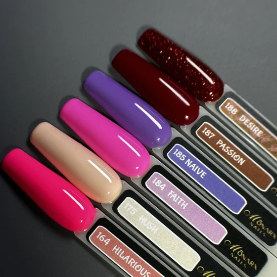 Monarx gelinis lakas – intensyvaus raudono atspalvio gelinis nagų lakas, skirtas drąsiam ir elegantiškam manikiūrui.