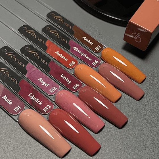 Monarx geliniai lakai – gelinis nagų lakas su šiltu gintariniu atspalviu, suteikiantis nagams eleganciją ir ilgalaikį efektą.