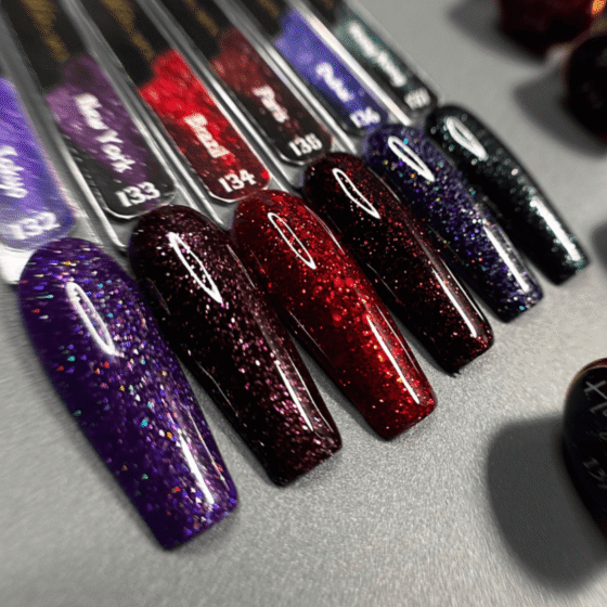 Monarx – Gelinis nagų lakas, tamsiai mėlyna spalva, ilgalaikis ir blizgus efektas.