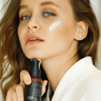 Ixora – „Daily Defence Face Cream SPF15“ veido kremas normaliai ir mišriai odai, apsauga nuo saulės ir drėkinimas.