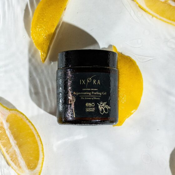 Ixora – „Rejuvenating Peeling Gel” Veido Šveitiklis su natūraliais ekstraktais, skirtas odos atnaujinimui ir šveitimui.