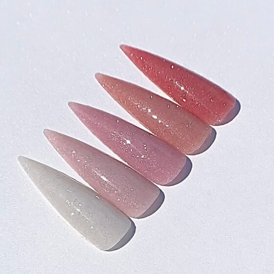 Reflective Gel nagų geliai - aukštos kokybės UV geliai, skirti įvairiems nagų dizainams. Šviesos atspindintys pigmentai sukuria blizgantį efektą, puikiai tinkantį šventiniams ir kasdieniams nagų dizainams.