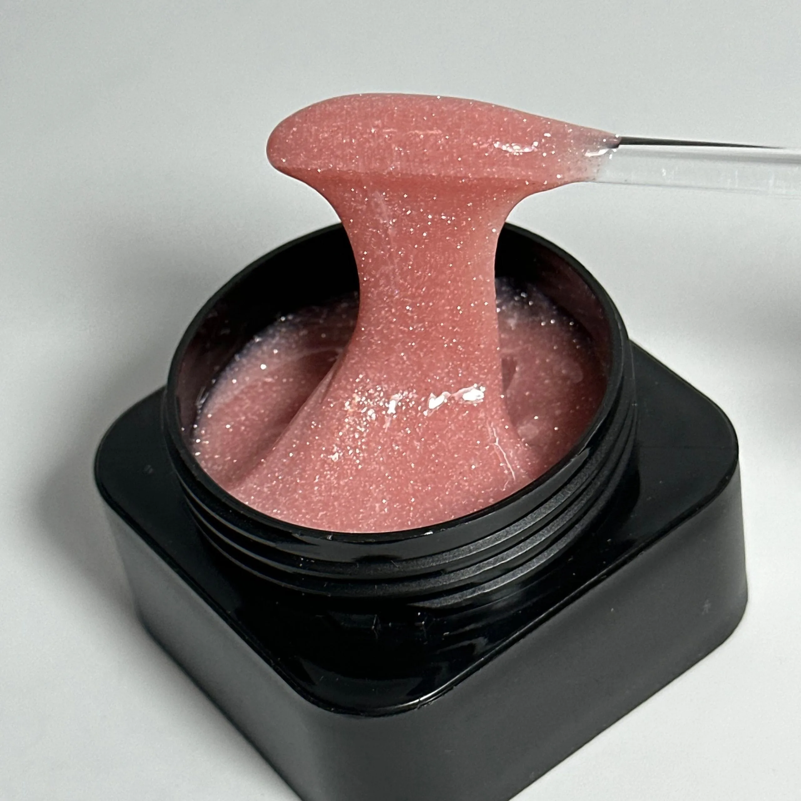 Reflective Gel nagų geliai - aukštos kokybės UV geliai, skirti įvairiems nagų dizainams. Šviesos atspindintys pigmentai sukuria blizgantį efektą, puikiai tinkantį šventiniams ir kasdieniams nagų dizainams.
