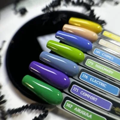 Skirtingos Monarx Nails hibridinių nagų lakų spalvos – nuo ryškių kobalto, violetinės, mėtos ir pastelinių rožinių bei bežinių atspalvių.