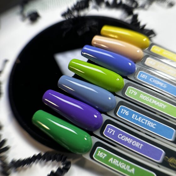 Skirtingos Monarx Nails hibridinių nagų lakų spalvos – nuo ryškių kobalto, violetinės, mėtos ir pastelinių rožinių bei bežinių atspalvių.