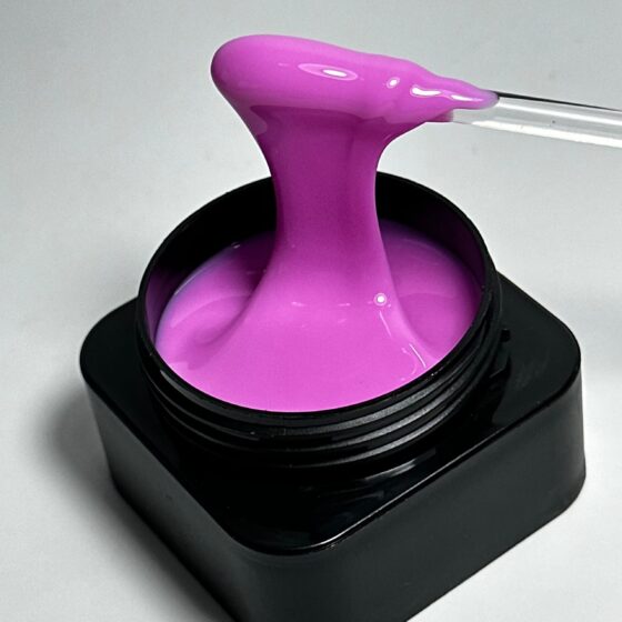 Barbie nagų priauginimo gelis – itin pigmentuotas, ilgai išliekantis ir lengvai dengiamas profesionaliam manikiūrui.