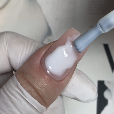 Skystas nagų gelis „01 Pieninis“ buteliuke – Monarx Nails