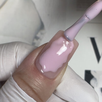 Skystas nagų gelis „02 Šviesiai rožinis“ buteliuke – Monarx Nails