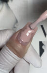 Skystas nagų gelis buteliuke „04 Karamelinis rožinis“ – Monarx Nails
