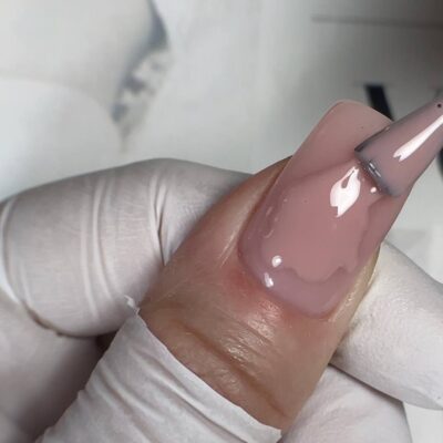 Monarx Nails „Liquid Gel 06 Rausvai persikinis“ – sodresnis rožinio ir persikinio atspalvio gelis natūraliai elegancijai. Patogus tepimas iš buteliuko su šepetėliu!