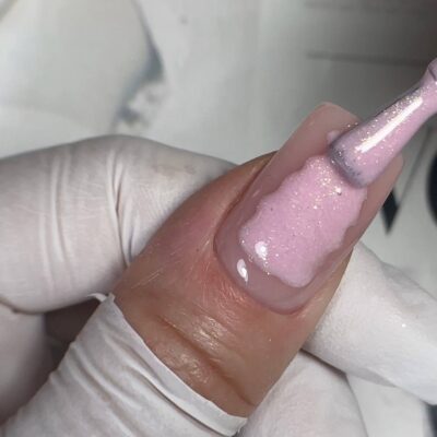 Monarx Nails „Liquid Gel 10 Neutralus smėlinis“ – šviesiai smėlinis, natūralus gelis, tinkantis visų tipų manikiūrui. Lengvas padengimas tiesiai iš buteliuko su šepetėliu.