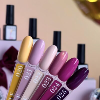 VOGUE - Gelinis nagų lakas