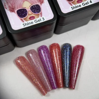 Atraskite Shine Gel kolekciją geliai.lt parduotuvėje. Stiprūs statybiniai geliai su subtiliu blizgesiu profesionaliam nagų priauginimui ir sutvirtinimui.